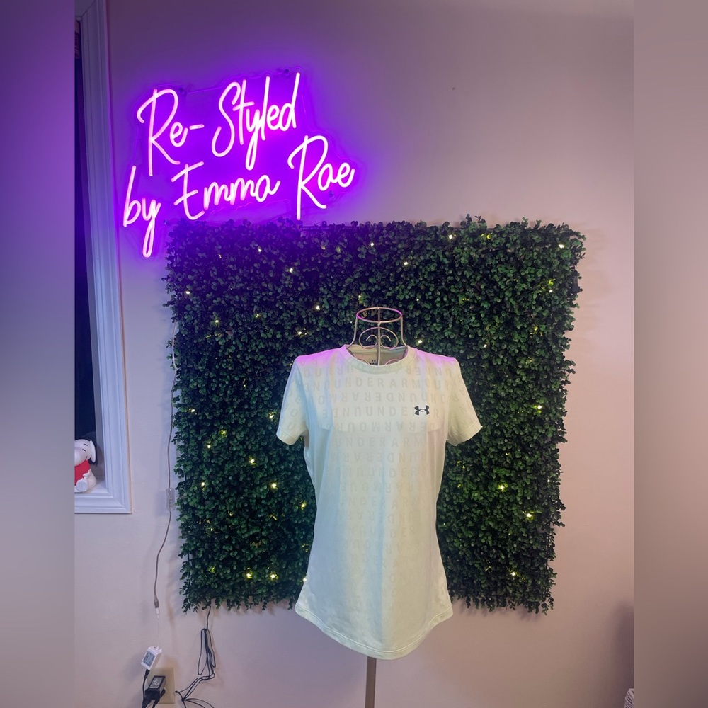 🎳Under Armour Women's Short Sleeve Tee in Pale Green